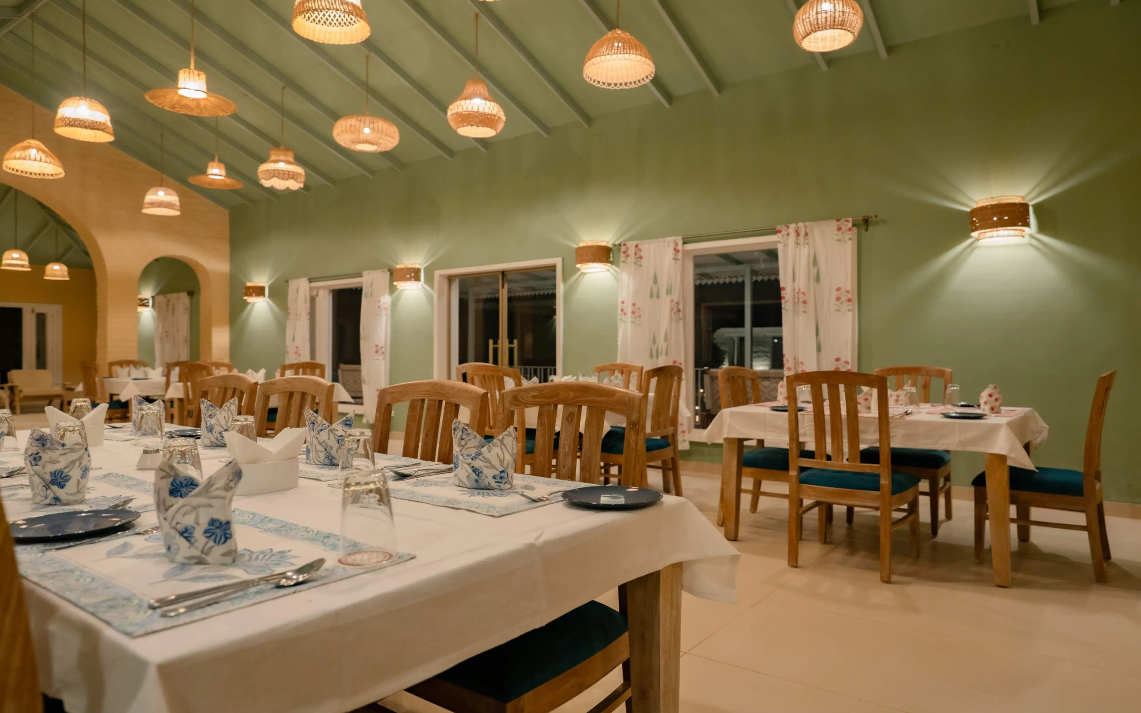 Warm Dining Setup & Table Arrangements