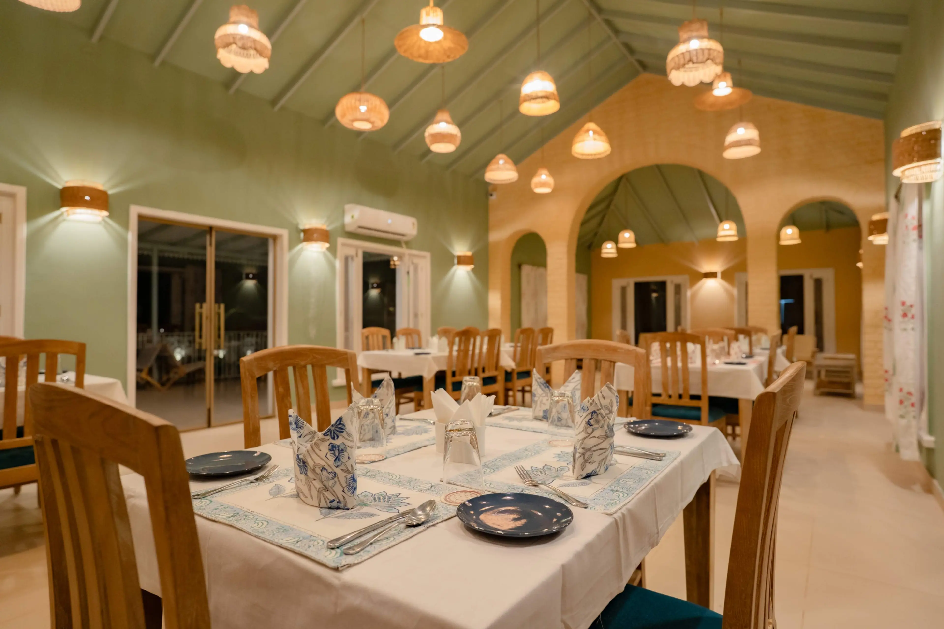 Restaurant Seating & Ambience